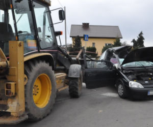 Przerażający wypadek w Bystrzycy. Stalowy hol przeciął auto na pół