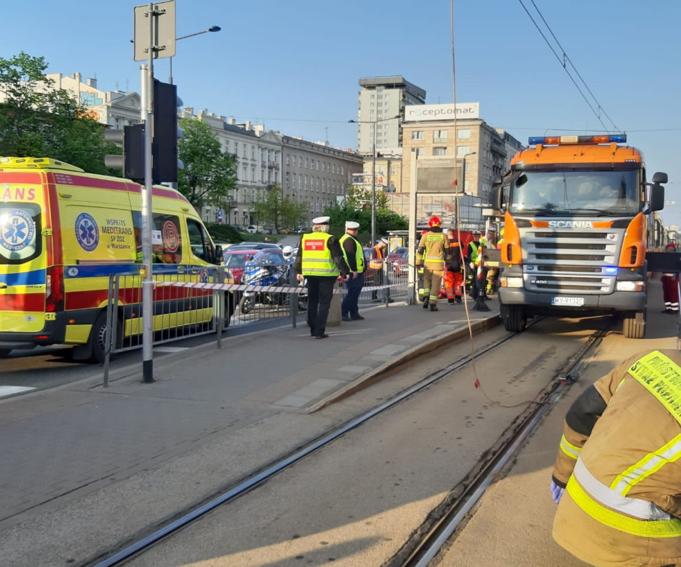  Poważny wypadek w centrum Warszawy! Piesza wpadła pod tramwaj