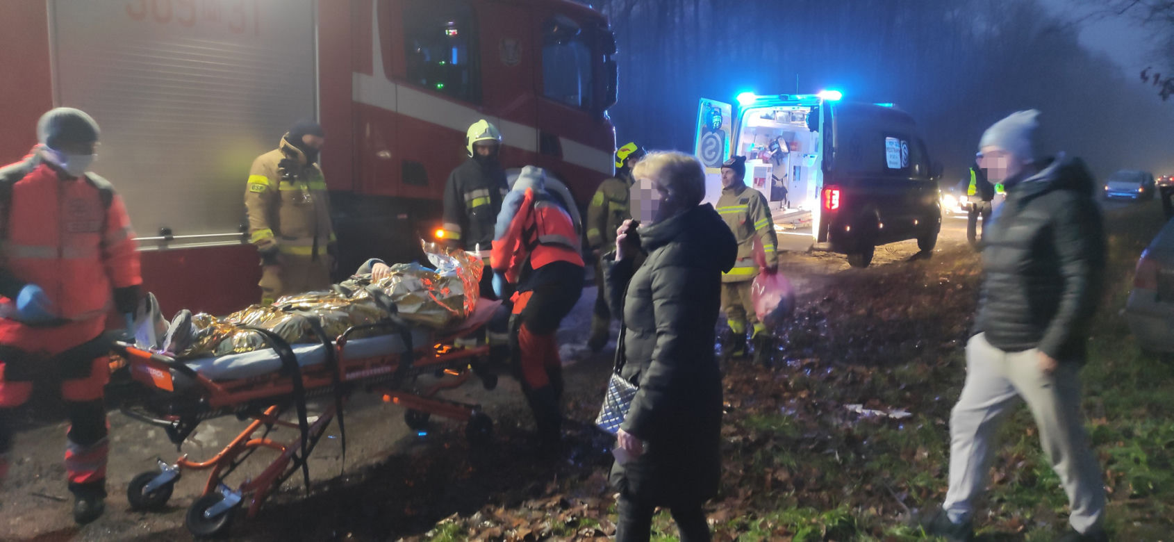 Zjechał z drogi, uderzył w drzewo. Ojciec i jego 5-letni syn w szpitalu
