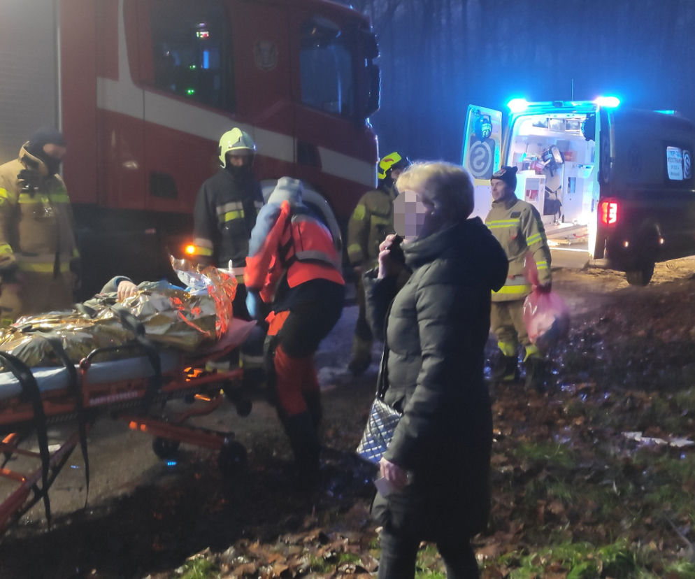 Zjechał z drogi, uderzył w drzewo. Ojciec i jego 5-letni syn w szpitalu