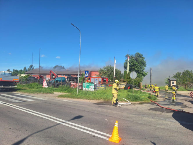 Olbrzymi pożar pod Łomżą. W Starym Cydzynie paliły się warsztat, garaż i dom. Ogień został wstępnie opanowany