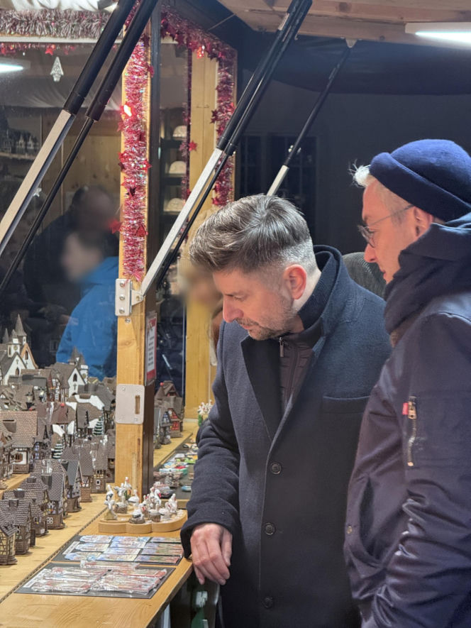 Biedroń i Śmiszek szukają prezentów pod choinkę,