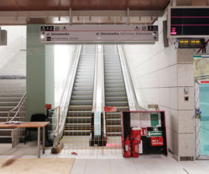 Tygrysie ściany w metrze na Targówku