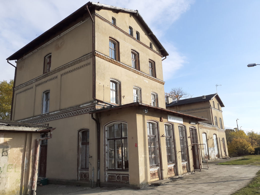 Poczekalnia na dworcu kolejowym Sątopy-Samulewo jak z horroru [ZDJĘCIA]
