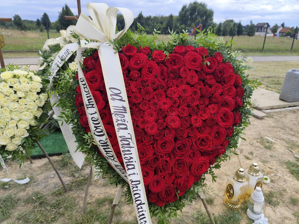 Białe i czerwone róże przykryły grób ofiar tragedii ze Skawiny. Poruszające pożegnanie