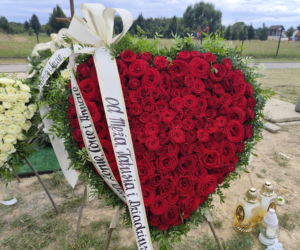 Białe i czerwone róże przykryły grób ofiar tragedii ze Skawiny. Poruszające pożegnanie