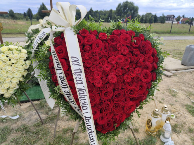 Białe i czerwone róże przykryły grób ofiar tragedii ze Skawiny. Poruszające pożegnanie