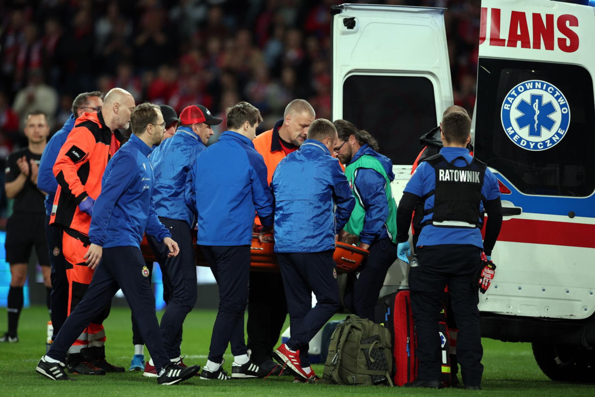 Rafał Mikulec w spotkaniu z Miedzią Legnica nabawił się bardzo groźnie wyglądającej kontuzji. Zawodnik długo opatrywany był na murawie, skąd zabrała do karetka