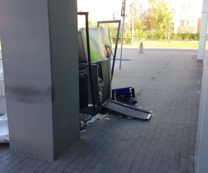Ktoś wysadził bankomat w Toruniu. Policja prosi o pomoc świadków