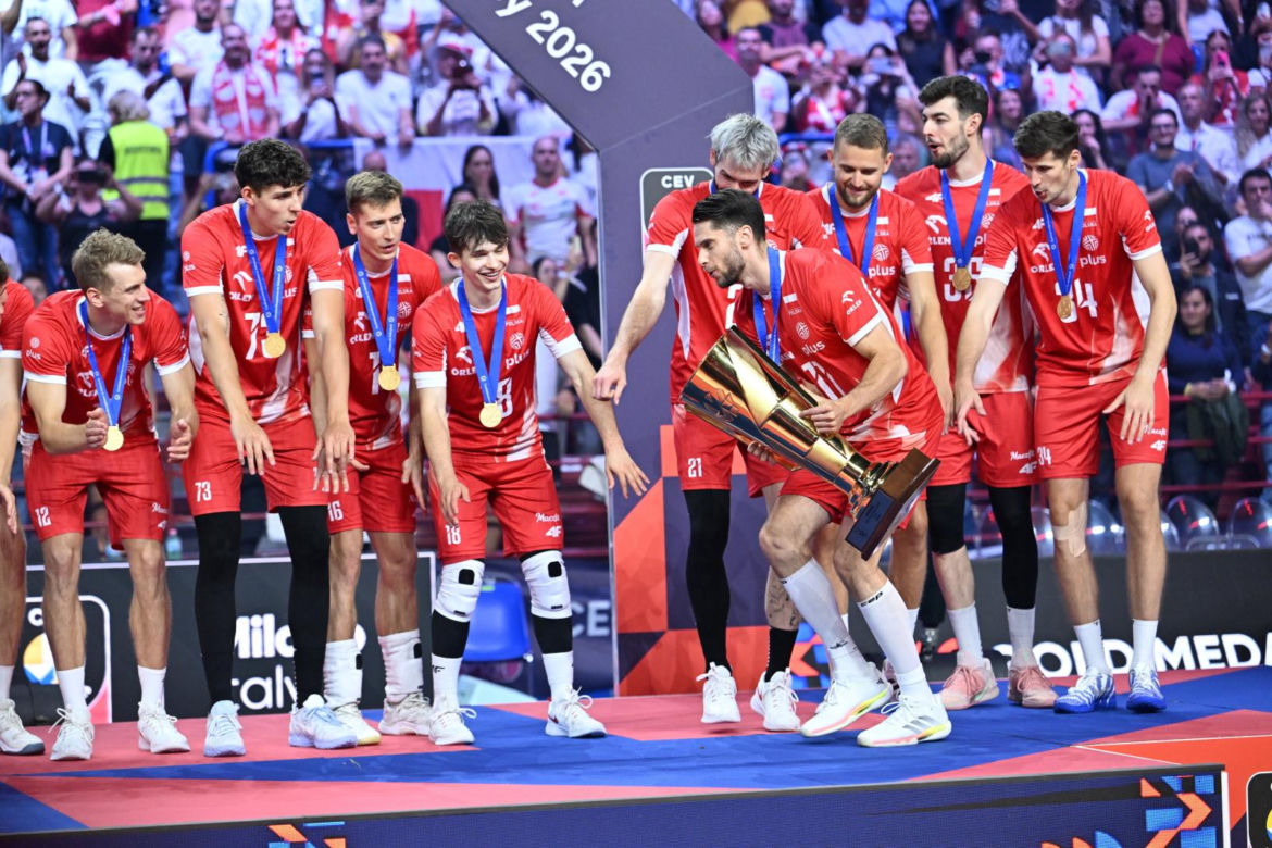 Siatkarze reprezentacji Polski podczas ceremonii dekorcji po meczu finałowym mistrzostw Europy z Francją