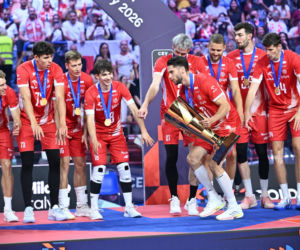 Siatkarze reprezentacji Polski podczas ceremonii dekorcji po meczu finałowym mistrzostw Europy z Francją