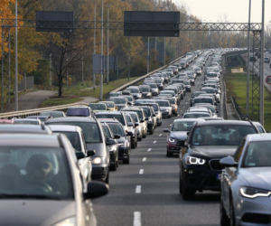 Tłumy korki na Cmentarzu Północnym
