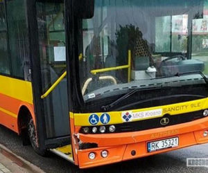 Krosno. Miejski autobus wpadł na inny samochód! Kierowca był pijany