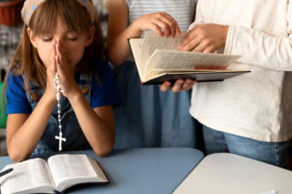 Pustki na lekcjach religii? W Trójmieście im starsi uczniowie, tych mniej ich na zajęciach