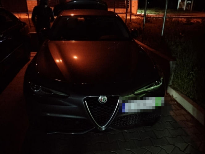„Kobra” gryzie złodziei. Byli poszukiwani. 29-latek i 34-latek wpadli, gdy wysiedli z kradzionego Alfa Romeo