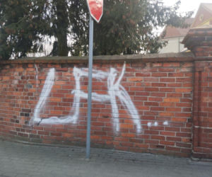 Wandale w Poniecu. Uszkodzili ogrodzenie kościoła i budynków mieszkalnych