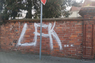 Wandale w Poniecu. Uszkodzili ogrodzenie kościoła i budynków mieszkalnych