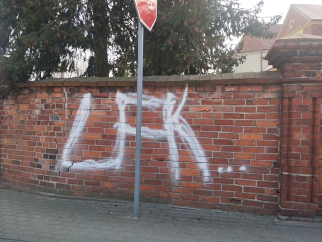 Wandale w Poniecu. Uszkodzili ogrodzenie kościoła i budynków mieszkalnych