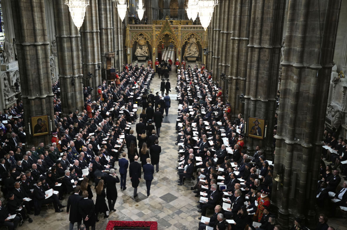 Trumna z Królową przybyła do Westminsteru