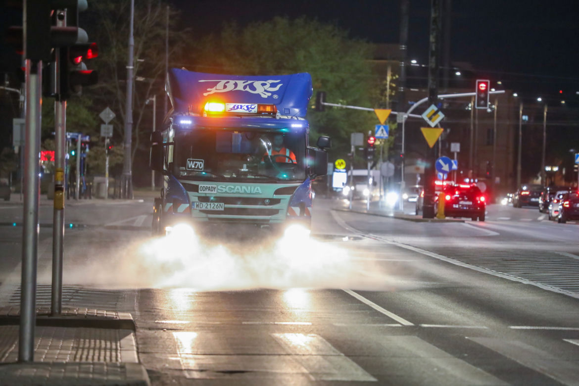 Oni sprzątali, gdy inni grillowali. Ekipa "Super Expressu" w nocnej akcji pucowania miasta