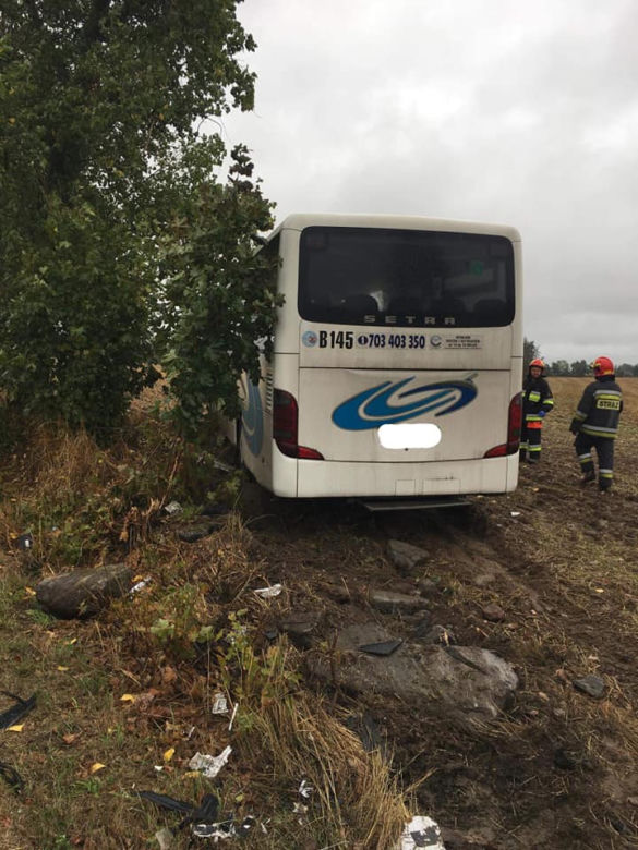 Zderzenie osobówki z autobusem PKS w Sicienku! Dwie osoby poszkodowane [ZDJĘCIA]