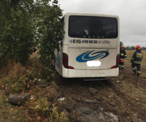 Zderzenie osobówki z autobusem PKS w Sicienku! Dwie osoby poszkodowane [ZDJĘCIA]