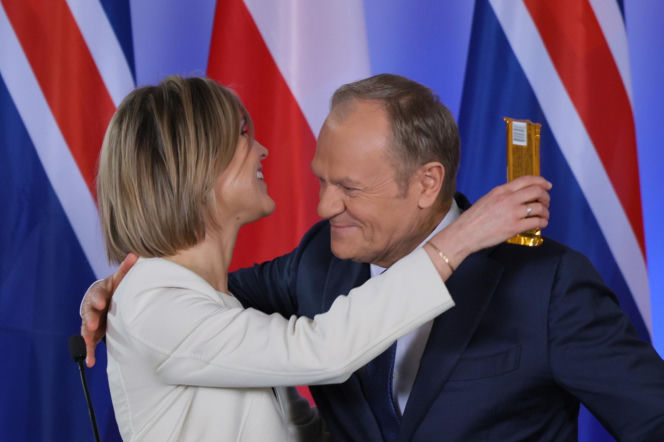 Tusk wyciągnął z marynarki prezent dla premier Islandii. "Mój ojciec je uwielbia"