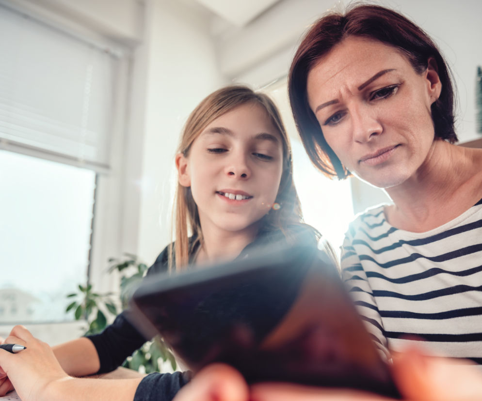 mama i córka smartfon