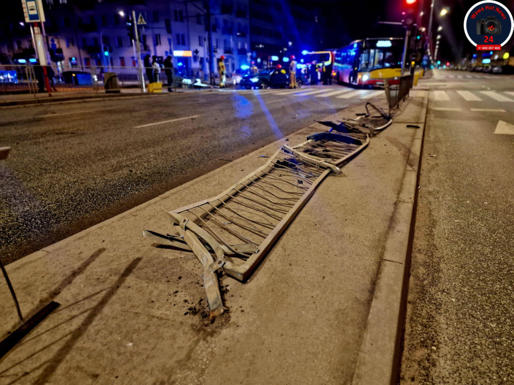 Nocna demolka przy placu Szembeka. Audi skosiło barierki i sygnalizator