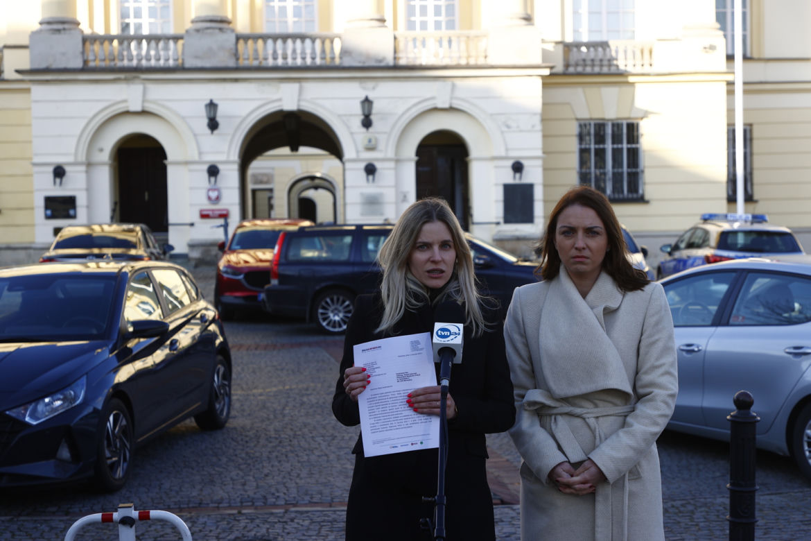 Policjanci, którzy rozbili radiowóz na drzewie, usłyszeli zarzuty! Posłanki interweniują w Komendzie Stołecznej Policji 