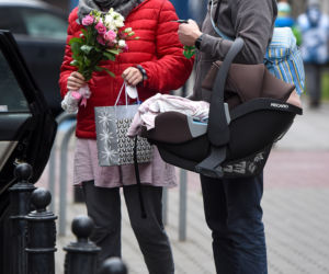 Joanna Moro z mężem i dzieckiem wychodzą po porodzie ze szpitala