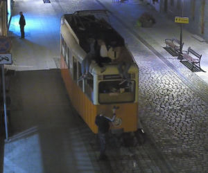 Weszli na dach zabytkowego tramwaju w centrum Bydgoszczy