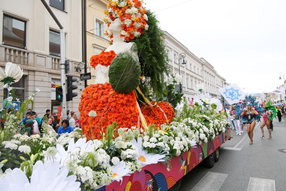 Parada Syrenki 2025 przeszła ulicami Warszawy. Na trasie 20 barwnych platform