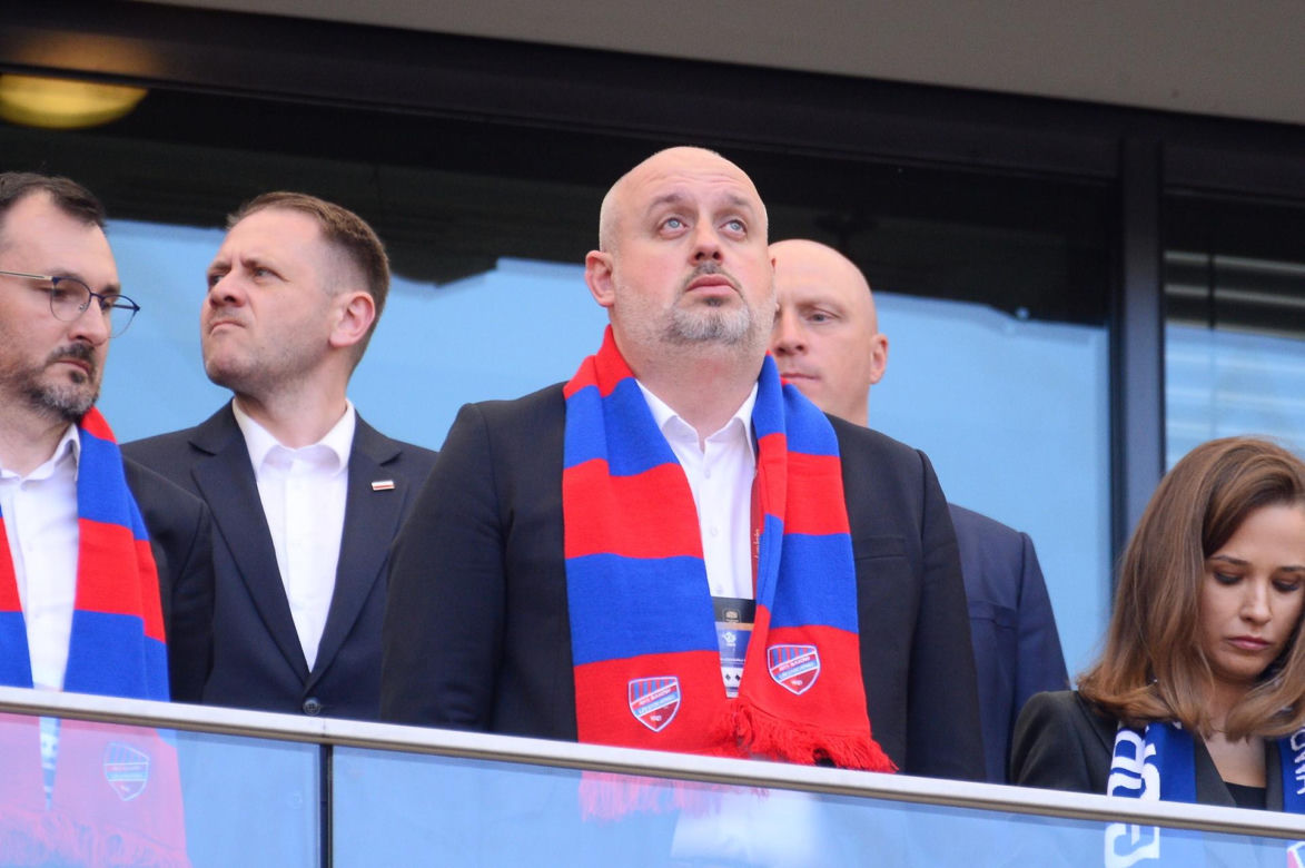 Karol Nawrocki wśród kibiców. Tak wyglądał na meczu
