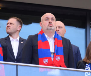 Karol Nawrocki wśród kibiców. Tak wyglądał na meczu