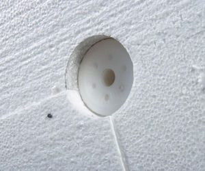 Kotwy montażowe ukryte w styropianie