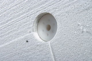 Kotwy montażowe ukryte w styropianie