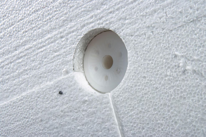 Kotwy montażowe ukryte w styropianie