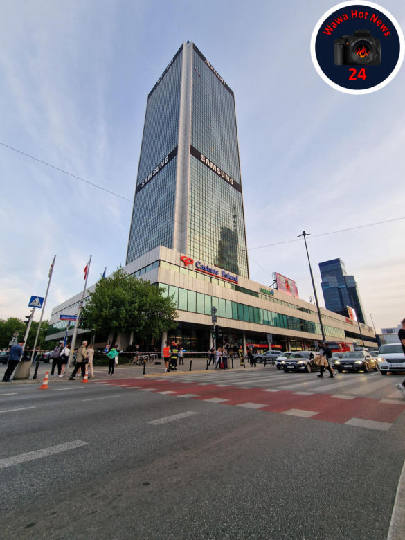 Dwóch mężczyzn weszło na hotel Marriott w Warszawie. Zrobili to bez zabezpieczeń