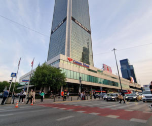 Dwóch mężczyzn weszło na hotel Marriott w Warszawie. Zrobili to bez zabezpieczeń