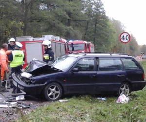 Volkswagen zderzył się z traktorem. Dwie osoby ranne 