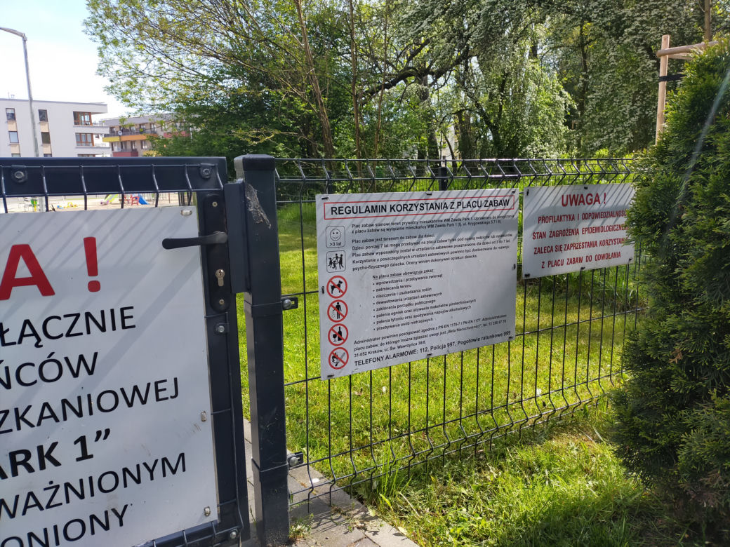 Plac zabaw dla wybranych? W Krakowie pojawiają się tabliczki o zakazie wstępu dla niektórych dzieci 