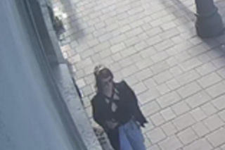 Atak na tle narodowościowym w Krakowie. Policja publikuje wizerunek poszukiwanej kobiety