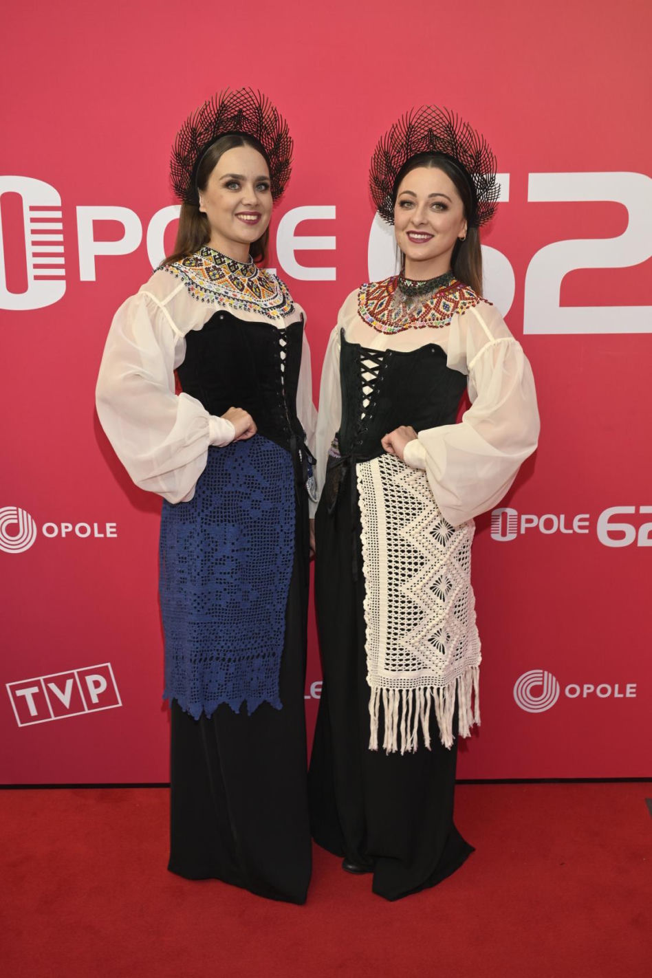 Konferencja prasowa 62. edycji Krajowego Festiwalu Polskiej Piosenki w Opolu. Tłum gwiazd na czerwonym dywanie