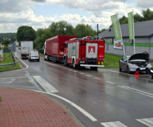 Groźna kolizja na DK 42 w Stykowie. Na skrzyżowaniu zderzyły się Ford, DAF i Renault