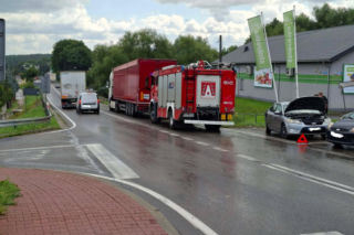 Groźna kolizja na DK 42 w Stykowie. Na skrzyżowaniu zderzyły się Ford, DAF i Renault