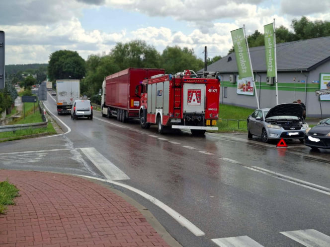 Groźna kolizja na DK 42 w Stykowie. Na skrzyżowaniu zderzyły się Ford, DAF i Renault