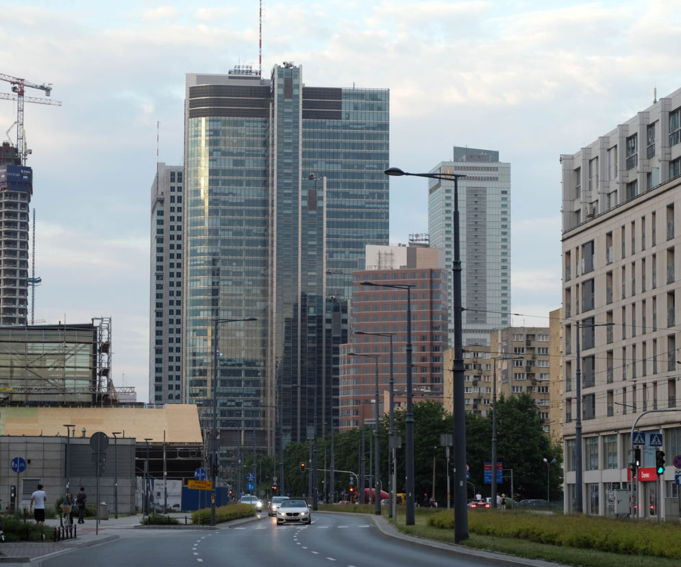 Wyburzą wieżowiec w samym centrum Warszawy! Zostanie po nim dziura w ziemi. Wielka szkoda