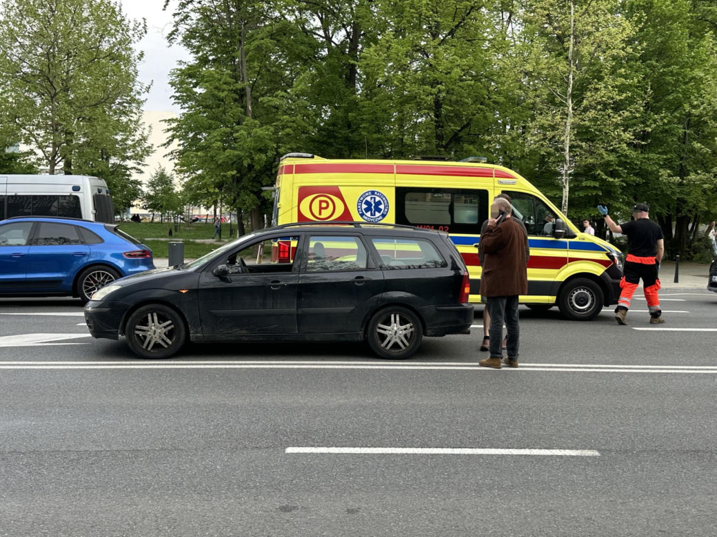 Piesza wbiegła pod samochód w centrum Warszawy