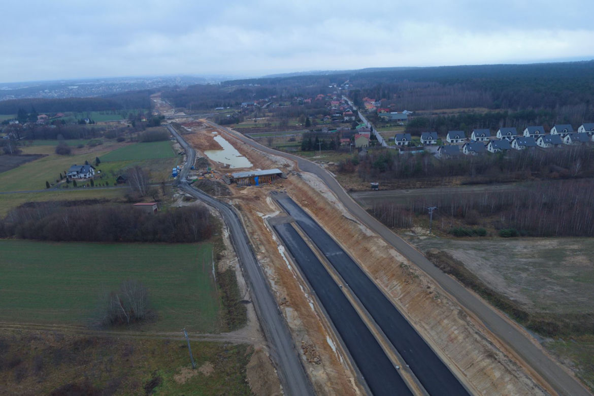 Pierwsze odcinki podbudowy bitumicznej i nawierzchni na obwodnicy Wąchocka